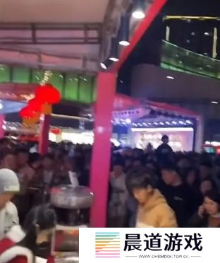 狗头萝莉元宵卖饼太火热，现场围满了人，大量粉丝称排了好久买不到