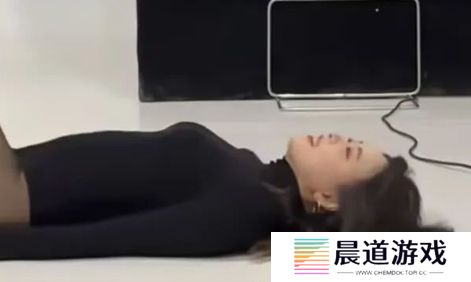 骆歆晒肯豆风照片，灰色滤镜更显魅力，称恋爱想被人宠，网友：想得美