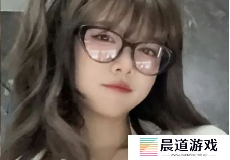 骆歆遭网友吐槽身材臃肿，直接下拉衣角自证，称自己是丰满不是肿