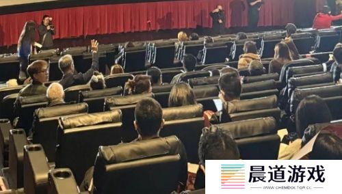 《哪吒2》海外上映，首映人气颇高，观众纷纷支持，还有人哭花眼妆