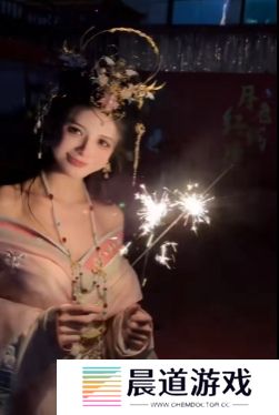 狗头萝莉饼摊即将结束，现场给大家放烟花庆贺，手拿仙女棒太美了