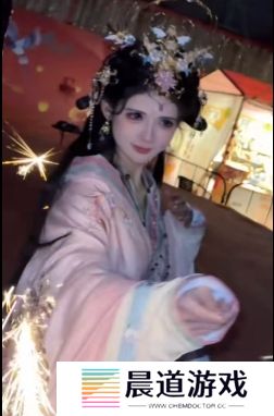 狗头萝莉饼摊即将结束，现场给大家放烟花庆贺，手拿仙女棒太美了