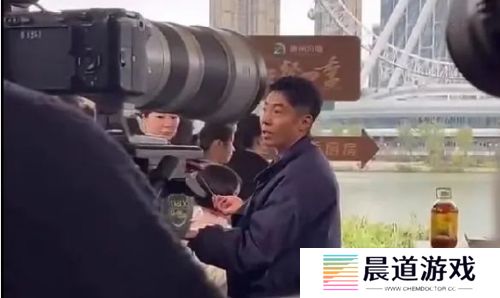 撒贝宁与王鸥现身福州，众明星齐聚太热闹，现场吃地道美食直夸赞