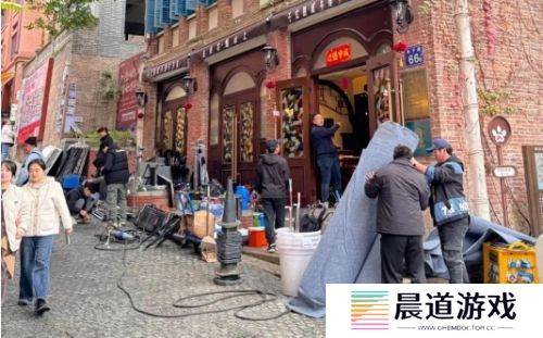 撒贝宁与王鸥现身福州，众明星齐聚太热闹，现场吃地道美食直夸赞