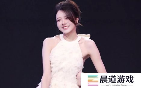 骆歆回应年收入才16万，称开场秀衣服都是自费，网友：LPL这么抠门吗