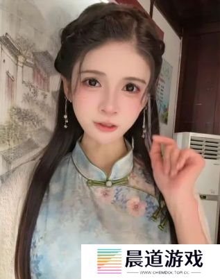 狗头萝莉转行拍摄短剧，身穿青色旗袍太好看，完美身材十分吸睛