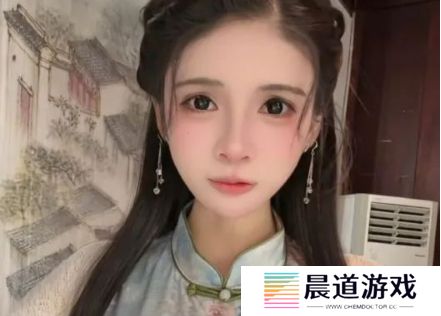 狗头萝莉转行拍摄短剧，身穿青色旗袍太好看，完美身材十分吸睛