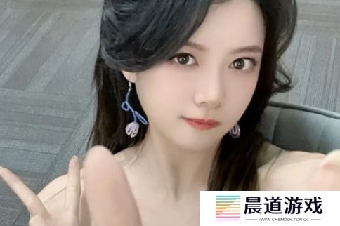 骆歆回应年收入才16万，称开场秀衣服都是自费，网友：LPL这么抠门吗