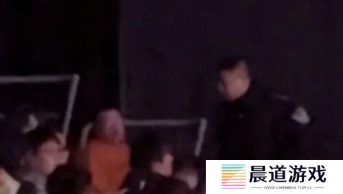 LPL现场女粉殴打工作人员，曾攻击帽子叔叔，被强行拉走永久禁止观赛