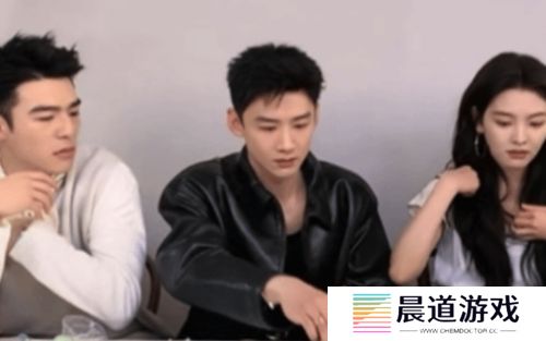 白敬亭新剧宣传直播太尴尬，全程不搭理章若楠，剧组都在看他眼色
