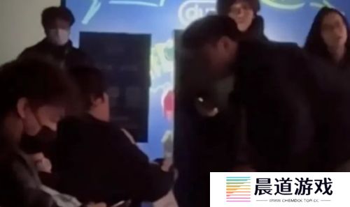 LPL现场女粉殴打工作人员，曾攻击帽子叔叔，被强行拉走永久禁止观赛