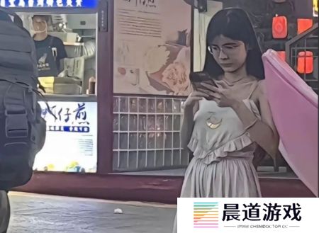 狗头萝莉向网友询问新发型，反被黑粉晒早期素颜照，变化太大引热议