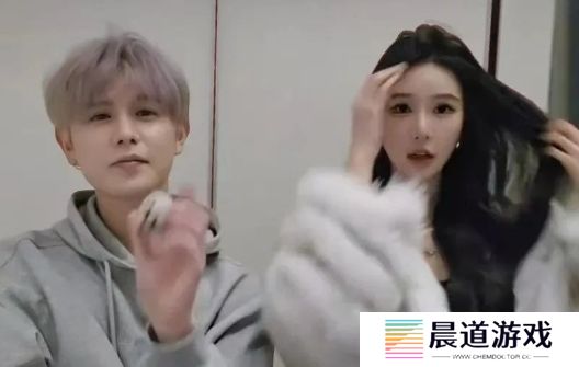 童锦程和朋友深夜去唱歌，买单时意外泄露余额，金额太大引网友热议