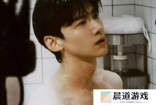 《难哄》桑延好身材藏不住，八块腹肌太吸睛，难怪温以凡能两情相悦