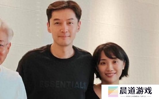 42岁胡歌罕见秀恩爱，晒与妻子合照，互动亲密太幸福，好有夫妻相