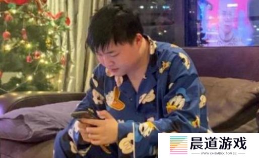 Uzi深夜直播自述压力太大，称十分努力但人气不达标，工资都拿不到