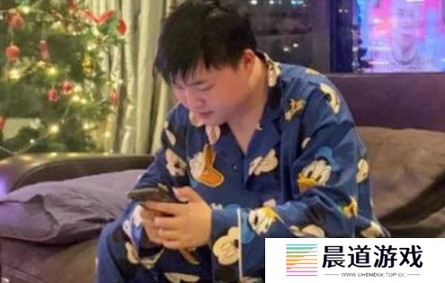 Uzi深夜哭穷要停播，身价过亿住汤臣一品，网友：我都不配心疼他