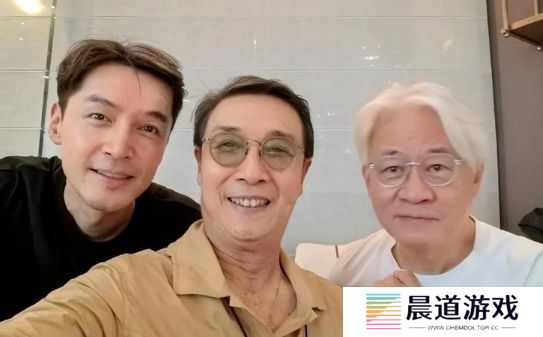 42岁胡歌罕见秀恩爱，晒与妻子合照，互动亲密太幸福，好有夫妻相