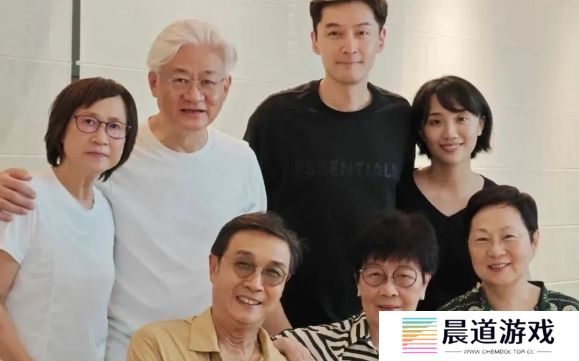42岁胡歌罕见秀恩爱，晒与妻子合照，互动亲密太幸福，好有夫妻相