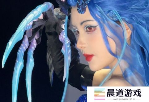LPL女主持Rita扮演龙王敖闰，妆造还原太吸睛，想和她做个交易吗？