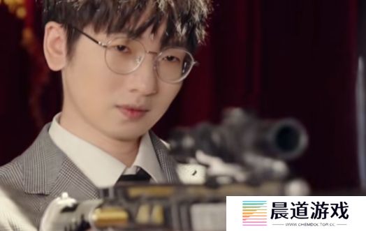 LPL解说和美女演员拍短剧，被网友质疑是否要转行，本人：拍着玩而已