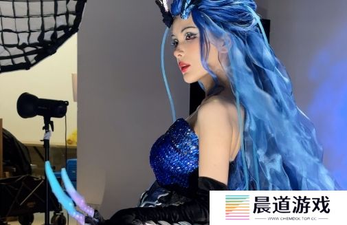 LPL女主持Rita扮演龙王敖闰，妆造还原太吸睛，想和她做个交易吗？