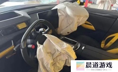 小米SU7 Ultra赛道事故曝光，现场状况十分惨烈，雷军紧急回应
