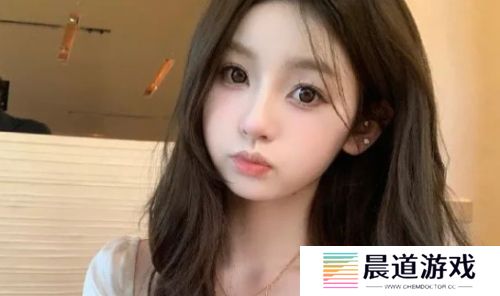 王思聪再度官宣新女友，21岁美女身材太好，街头互动撒糖十分甜蜜