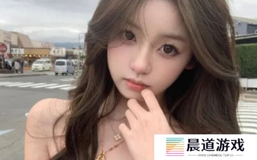 王思聪再度官宣新女友，21岁美女身材太好，街头互动撒糖十分甜蜜