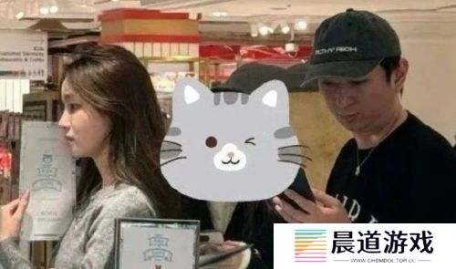 王思聪再度官宣新女友，21岁美女身材太好，街头互动撒糖十分甜蜜