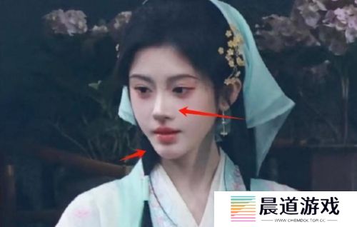 鞠婧祎又变脸，新剧照路人图曝光，锥子鼻尖下巴，网友：太夸张了
