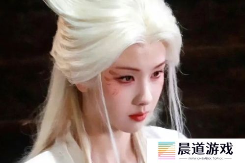 《月鳞绮纪》未播先火，鞠婧祎红衣装扮太好看，陈都灵一人分饰三角